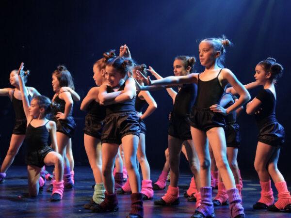 niña en clase de danza, danza y cerebro infantil