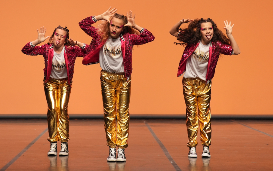 Grupo infantil del equipo de competición de danza urbana actuando en escenario en Barcelona
