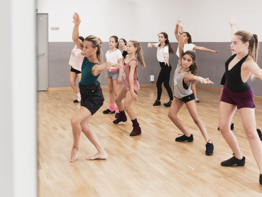 Esther Bosch enseñando danza a un grupo de niñas en su escuela, trabajando coordinación, expresión corporal y confianza.