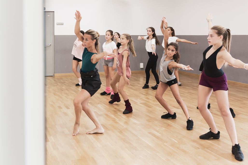 Esther Bosch enseñando danza a un grupo de niñas en su escuela, trabajando coordinación, expresión corporal y confianza.