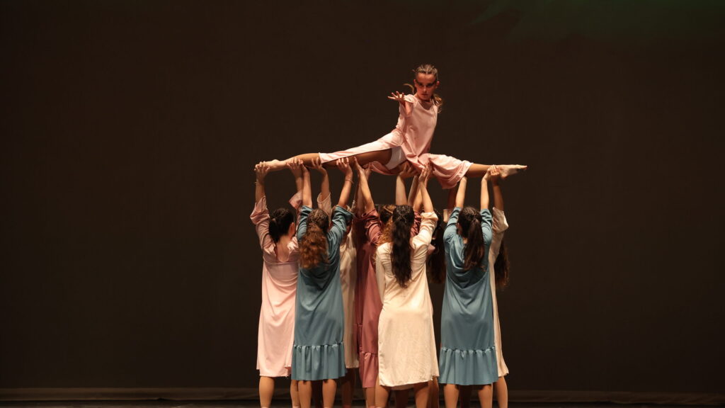 Bailarinas de Esther Bosch Danza levantando a compañera en competición de danza