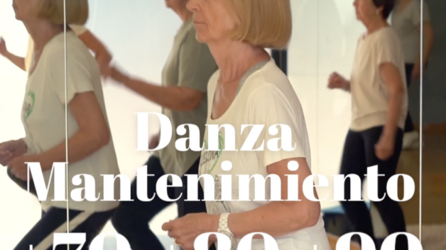 Mujer mayor participando en una clase de danza de mantenimiento para mayores de 70, 80 y 90 años en la escuela Esther Bosch de Barcelona.