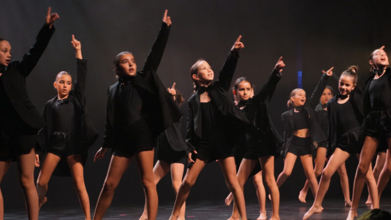 Clase de danza infantil para niñas en una escuela de danza en Barcelona
