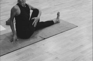 postura de yoga en escuela de danza en Barcelona