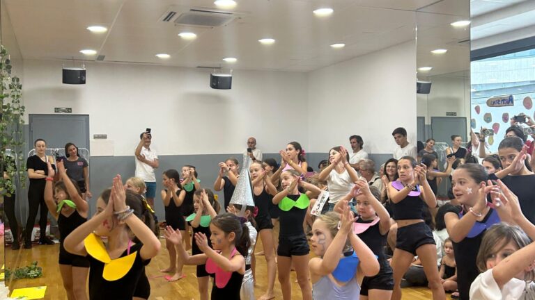 coreografía grupal de las clases de danza en julio en Barcelona.