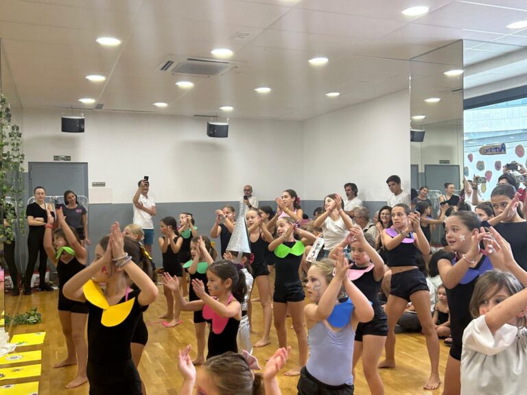 coreografía grupal de las clases de danza en julio en Barcelona.