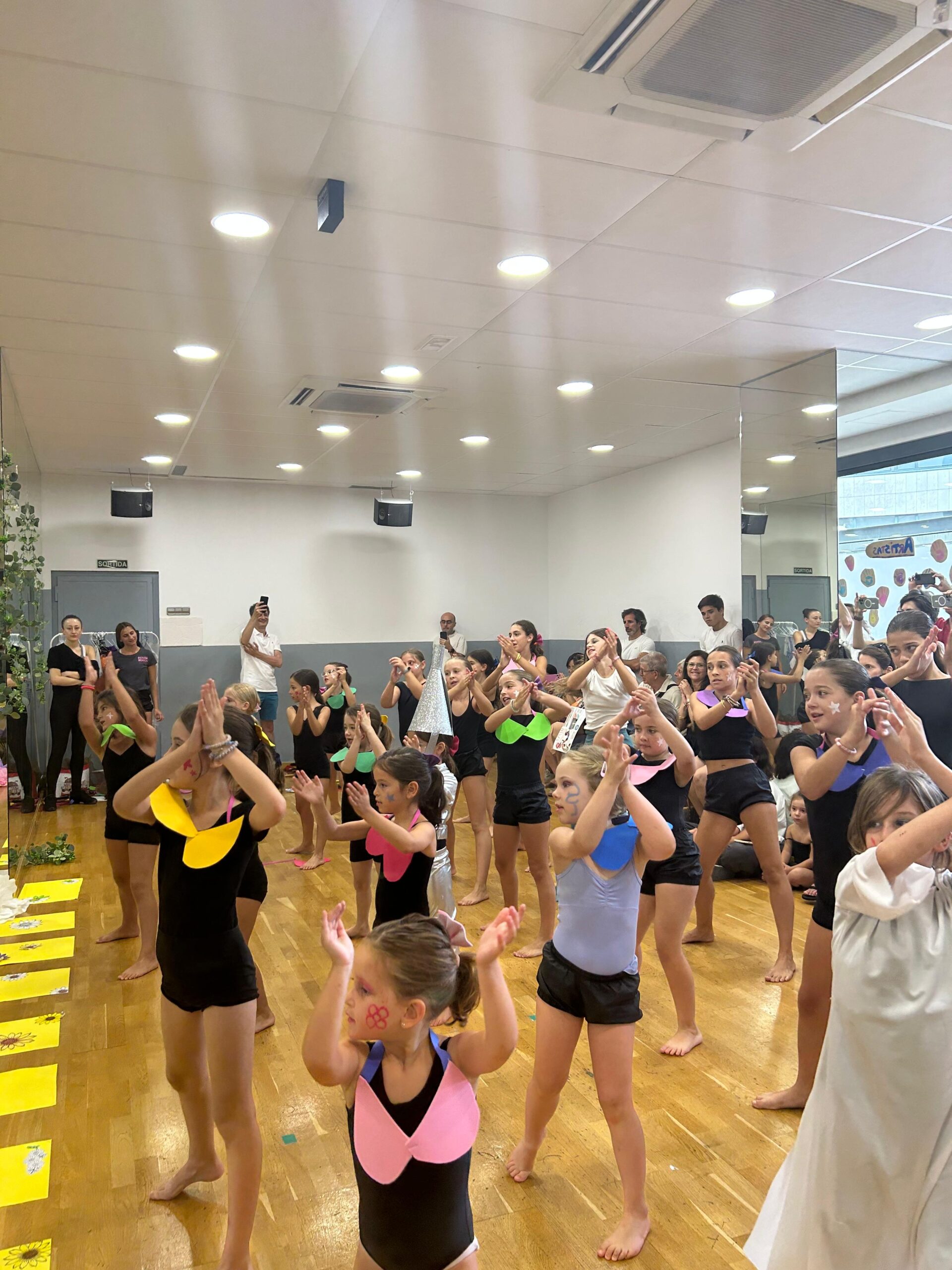 coreografía grupal de las clases de danza en julio en Barcelona.