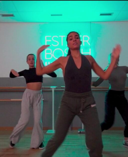 clases de danza urbana en Barcelona, alumnas bailando videoclip sincronizadas
