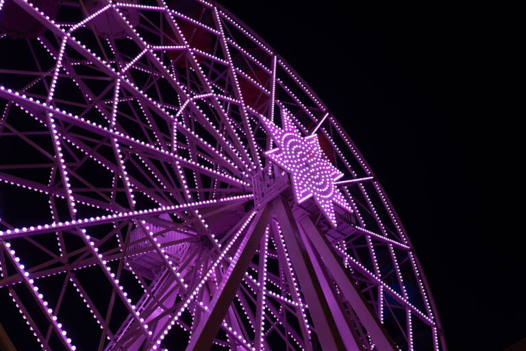 Noria del Parc d'atraccions del tibidabo iluminada con el rosa con motivo del 15 aniversario Esther Bosch Escola de Dansa